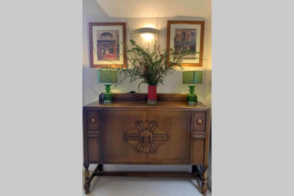 Spacious Town-Centre Apartment With Stunning Views Great Malvern Bagian luar foto