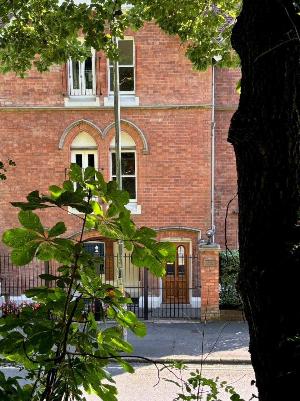 Spacious Town-Centre Apartment With Stunning Views Great Malvern Bagian luar foto