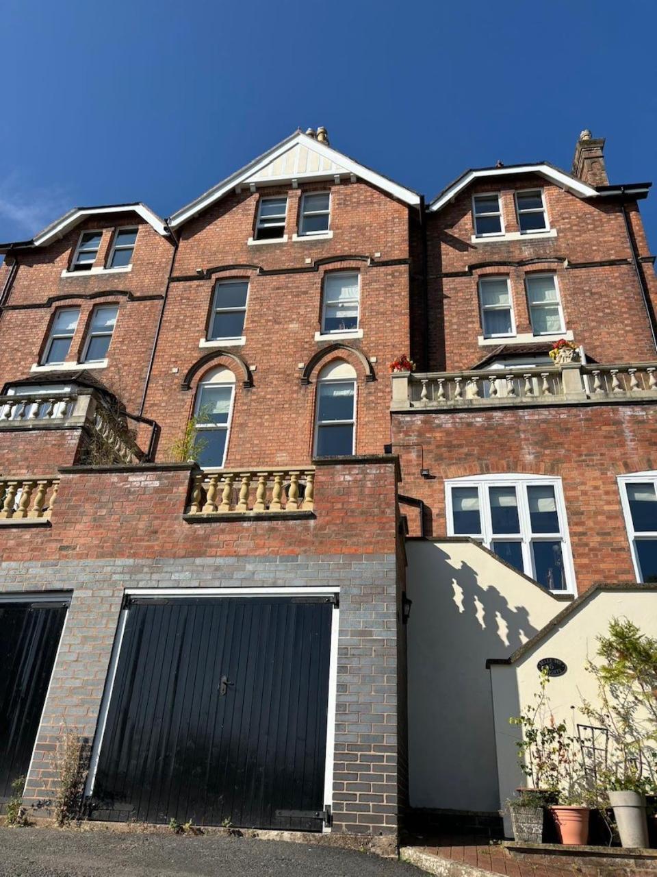 Spacious Town-Centre Apartment With Stunning Views Great Malvern Bagian luar foto