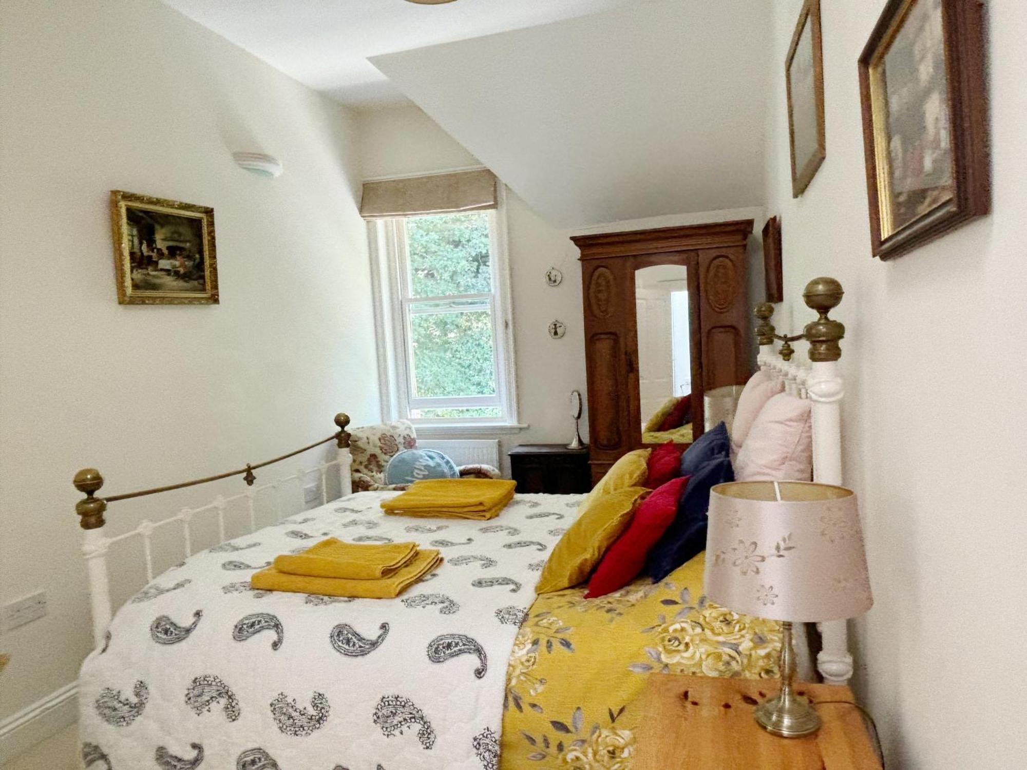 Spacious Town-Centre Apartment With Stunning Views Great Malvern Bagian luar foto
